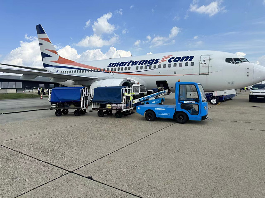 Hangcha Electric Platform Truck at Brno Airport-01.jpg